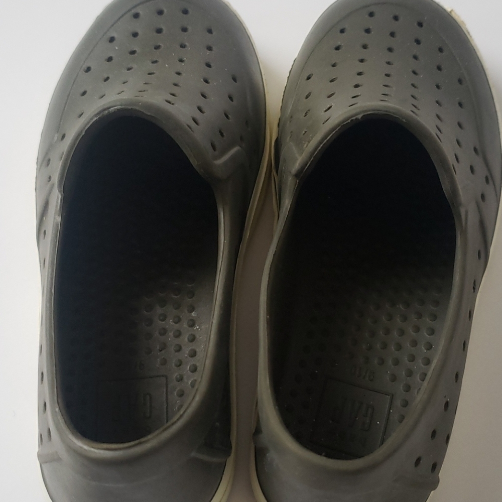 BABY GAP slip on water shoes size 9-10